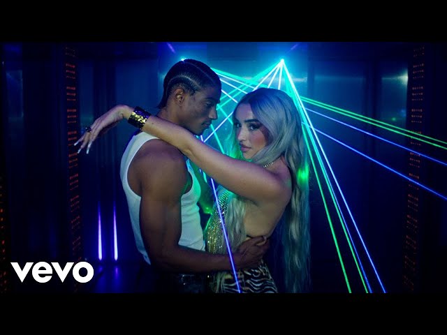 LA REINA music video